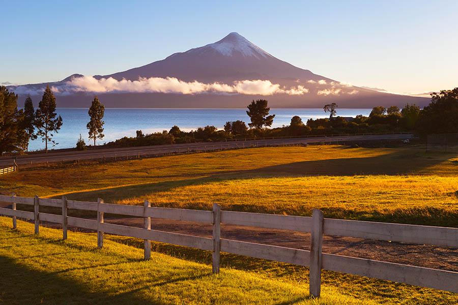 Campo y lago Llanquihue con el volcán Osorno al fondo